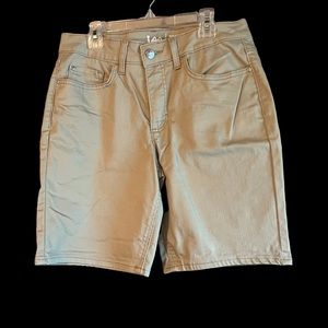 Lee brand khaki Bermuda shorts. Size 8 . 5 pocket. Stretch cotton. Regular fit